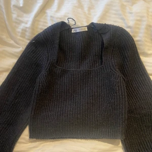 Stickadtröja - Svart/grå stickadtröja ifrån zara i storlek s!