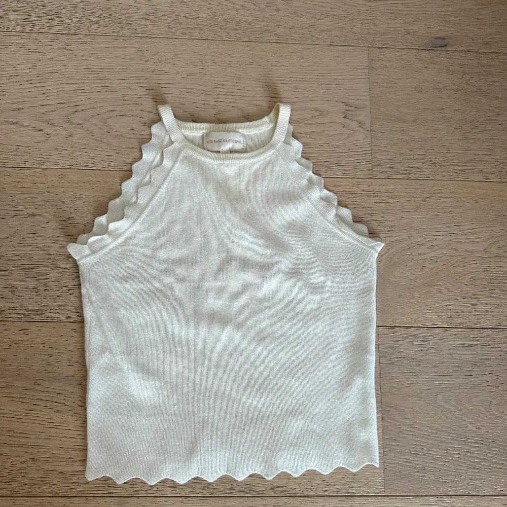 Säljer detta vita linne från Vintage Dressing i storlek S. Köpt på Raglady för 550 kr. Använd få fal gånger och säljs för den inte kommer till användning längre. Kan köpas nu och skriv för mer info! . Toppar.