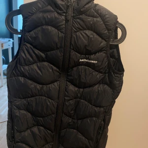 Peak performance väst - Säljer en peak performance väst i storlek S. Använd fåtal gånger. Väldigt fint skick!