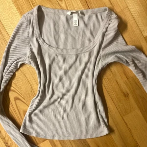 Lång armad tröja beige Xs - Lång armad tröja beige Xs. Pris : 80kr