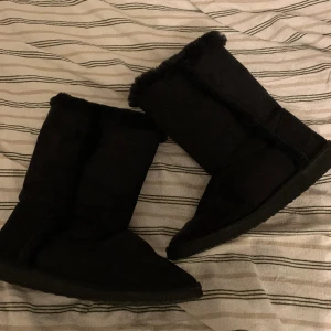 Pyjamas tofflor - Pyjamas tofflor i strl 38,lurviga inuti  Nyskick 