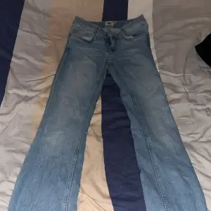 Ett par blåa bootcut low waist jeans från Lager 157 som är köpta för 400kr. Byxorna har lite defekter längst fram ner vid fötterna men annars är den i gott skick. Vid intresse kan pris diskuteras!