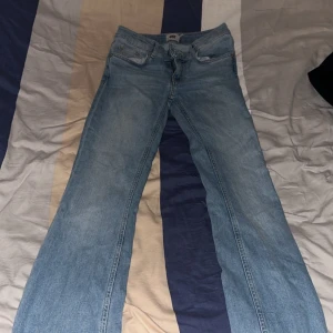 Bootcut low waist - Ett par blåa bootcut low waist jeans från Lager 157 som är köpta för 400kr. Byxorna har lite defekter längst fram ner vid fötterna men annars är den i gott skick. Vid intresse kan pris diskuteras!