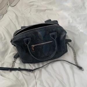 Handväska  - Nunoo väska i väldigt bra skick. Orginalpris: 1500