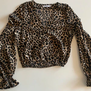 Blus  - Super fin blus från NA-KD med leopardmönster i storlek 36. Blusen har super fina ballongärmar! 