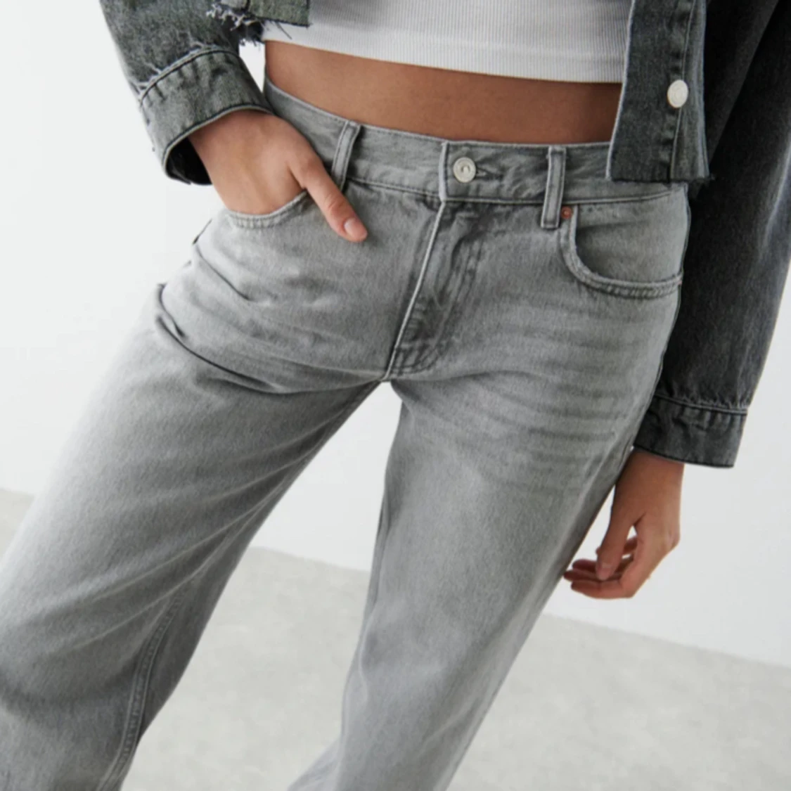 Low straight jeans från Gina