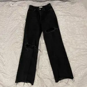 Svarta jeans från Zara, smått slitna på insida lår