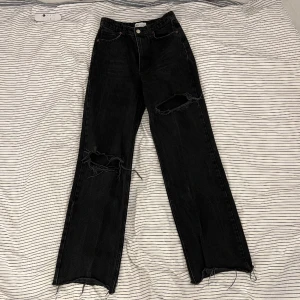 Svarta jeans  - Svarta jeans från Zara, smått slitna på insida lår