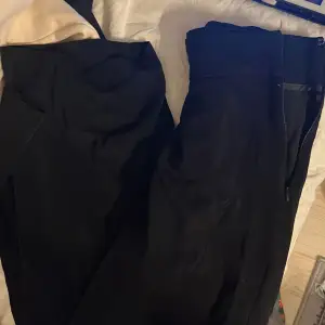 Svarta kostymbyxor från Bikbok i stl 36