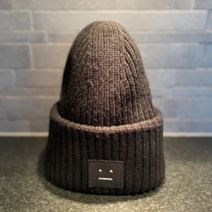 Acne mössa - Säljer min acne mössa då jag köpt en ny. Inköpt för cirka 1600 kronor! Vid eventuella frågor eller funderingar kom privat!💓