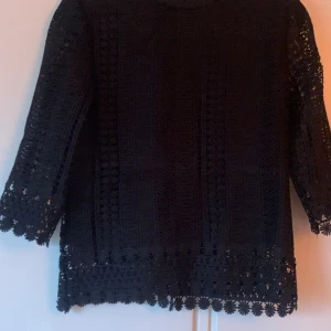 Svart blus med  fodrad över del och spetsbroderade ärmar - Svart blus med  fodrad över del och spetsbroderade ärmar strl M, märke Forget me not