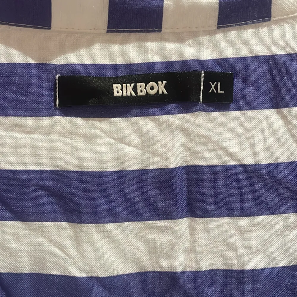 Skön blå randig skjorta till sommar. Passar s-xl beroende på hur man vill ha den. Finare strykt🫶💙. Paidat.