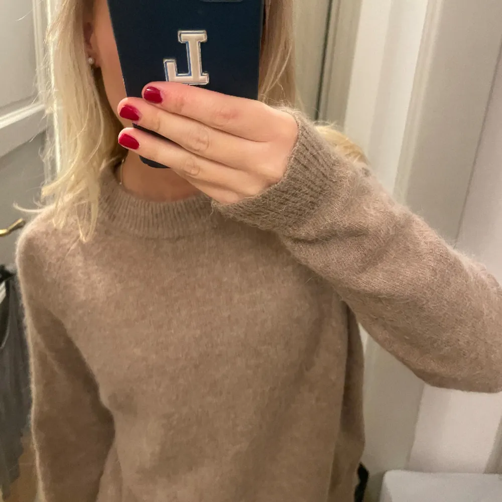 Stickad tröja från Zara!! Storlek S. 19% ull och 19% alpacka ull🤩🤩. Stickat.