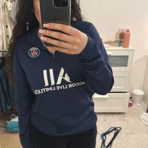 Psg tröja  - Psg (paris saint-german) tröja i nyskick använd fåtal gånger. Kommer ej till användning! Storlek 158-170 men passar mig som brukar ha S. OBS VÄLJ GÄRNA INSTABOX SOM FRAKTALTERNATIV! 