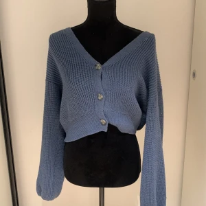 Blå stickad tröja från Zara - Strl. S. Använt några gånger men bra skick.