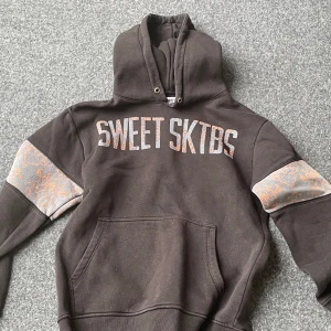Sweet sktbs hoddie  - Välanvänd, köparen står för frakt och kan samfrakta 😌