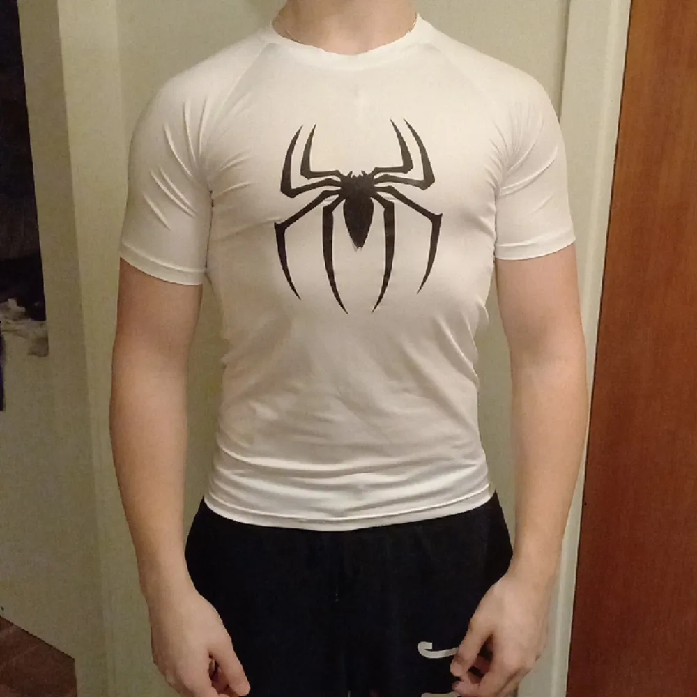 Säljer en vit spiderman compression tröja som är använd 1 gång på gymmet. Storlek M men sitter rätt tajt på min muskulösa kropp💪💪... allafall köpte den och senare ångrade mig.. T-shirts.