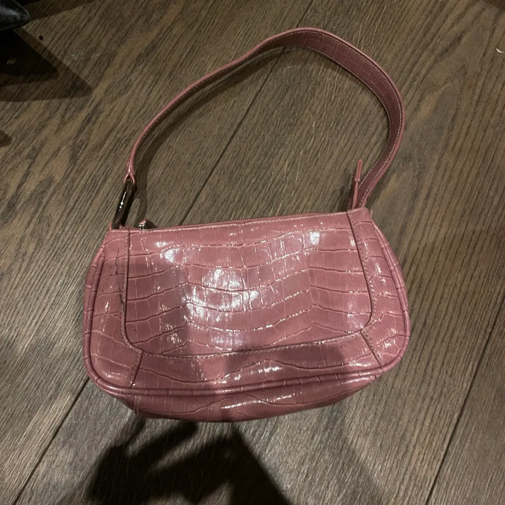 Säljer min super fina vintage Axel väska i en Dirty pink färg. Bra skick. . Väskor.