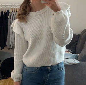 Stickad tröja - Jättefin och söt stickad tröja med volang i fint skick! Skriv till mig vid intresse❤️