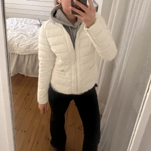 Jacka - Säljer min vita oanvända dunjacka från Lindex då den inte kommit till användning!!💗💗 Storleken är M men skulle säga att den sitter som en S, jag är 169!🌸🌸