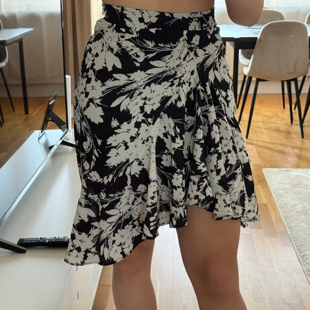 Säljer denna söta kjol. Storlek 34 ❤️‍🔥. Kjolar.