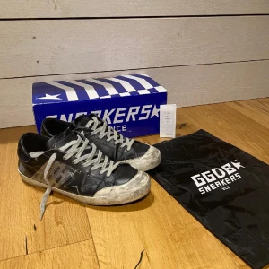 Golden Goose Skor - Ett par riktigt feta Golden Goose skor |Storlek 42 | Ingår: Dust bag, Box | I bra skick: 8/10 | Fraktar, men kan även mötas upp i Stockholm | pris kan diskuteras vid snabb affär! Hör av dig vid minsta fråga eller fundering!