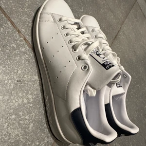 Adidas stan Smith helt nya  - US9  42 2/3 Adidas stan Smith helt nya