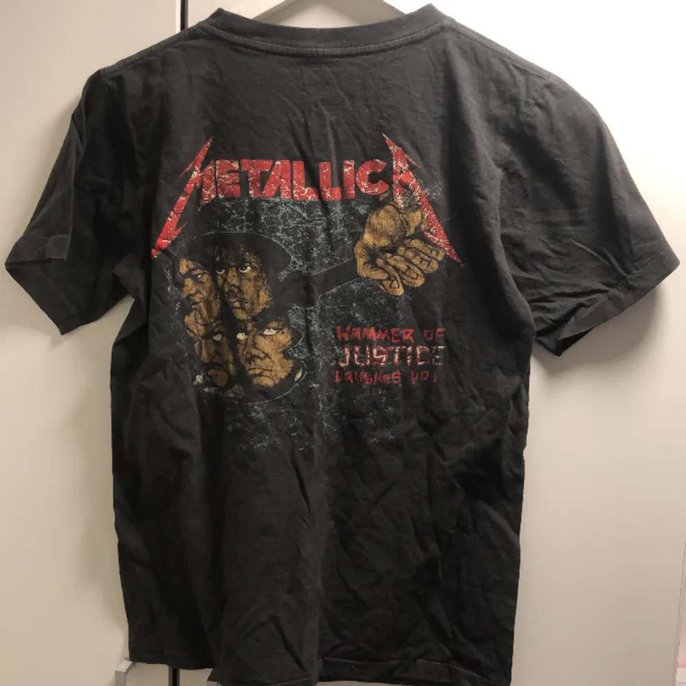 En t shirt med metallica tryck på. Köpt second hand så vet inte var den är ifrån. Liten i storleken så passar nog S bäst. T-shirts.