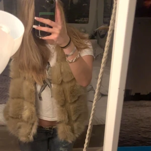 pälsväst! - Pälsväst utan märke, köpt second hand! Färgen är mycket ljusare i verkligheten, som på tredje bilden