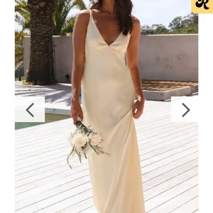 Balklänning - Säljer denna jättefina gula balklänningen. Beställde den från Australien men tullen blev sjukt dyr så kan inte skicka tillbaka… jättefin och aldrig använda med prislapp kvar!!💗