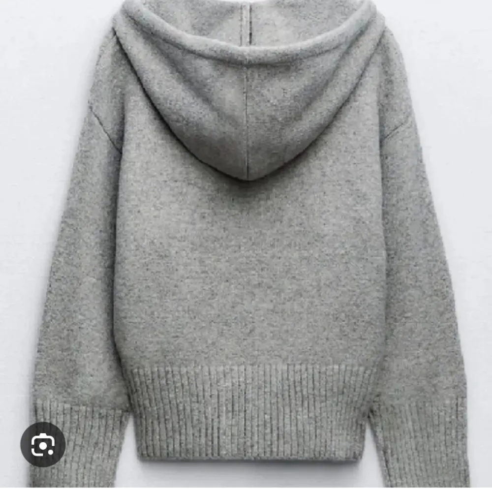 Nästan helt oanvänd stickad hoodie ifrån Zara. Slutsåld och mycket efterfrågad. Köpt för runt 500 i butik, säljer för 350. Priset kan diskuteras vid snabb affär! 💘. Hoodies.
