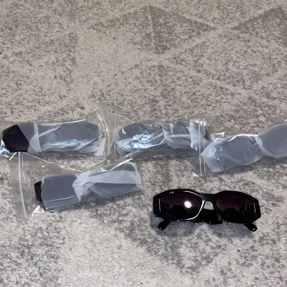 Hej har 5 par versace solglasögon väldigt bra inför sommaren för både herr och dam det är styck pris . Accessoarer.