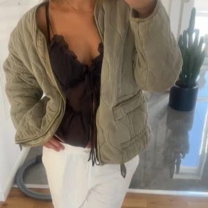 Zara topp  - Ett söt zara topp i storlek S som funkar jätte bra till sommaren💕Egen bild 