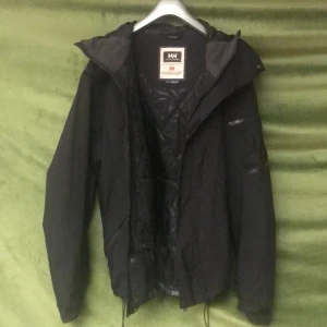 Helly Hansen jacka - Fodrad Helly Hansen vindjacka. Knappt använd. Perfekt när väder och vind ställer högre krav på din garderobe. 