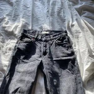 Ett par skit fina gråa jeans från Gina. Lite trådar längst nere vid benet men de går lätt att bara klippa bort. Annars väldigt bra skick.😊