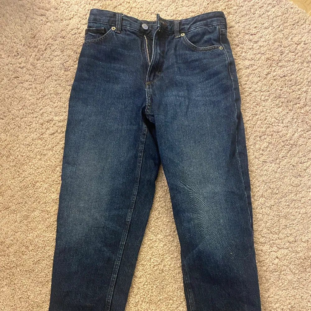 2 par snygga monkijeans 100kr var i storlek 160/164, knappt använda. De första byxorna är svarta, de andra mörkblå.. Jeans & Byxor.