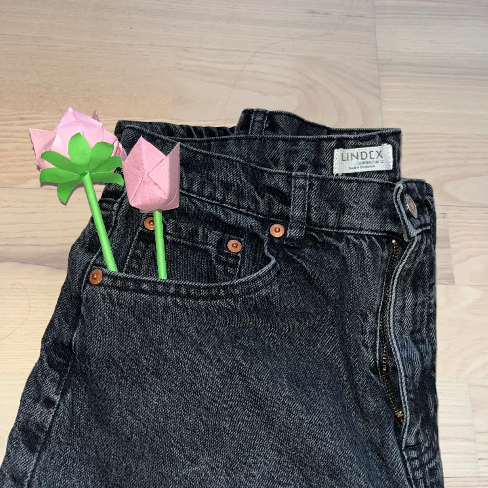 Svarta jeans. Passar storlek 36. Korta, kan bäras av både långa och korta människor. Högmidjade. . Jeans & Byxor.