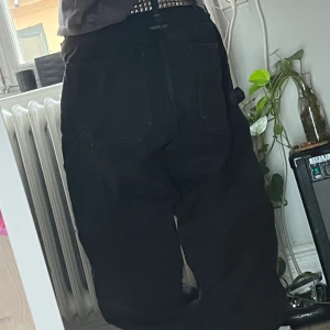 Baggy Calvin jeans - skitbaggy jeans från calvin klein som har skitbra passform och fade. ganska korta, passar personer under 170. dom har lite röd fade vid ena framfickan men inget som jag tycker stör. priset e såklart diskuterbart🐺