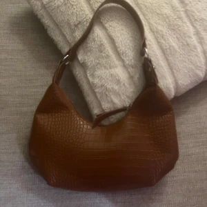 Axelväska - Unik vintage axelväska! Köpt secondhand för flera år sedan men är i superfint skick! Ormmönster imitation. 🤎