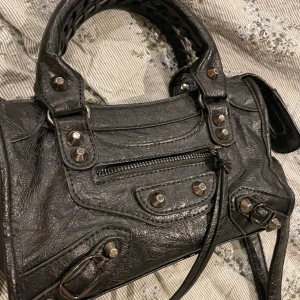 Axelväska/handväska - Liten balenciagaliknande axelväska