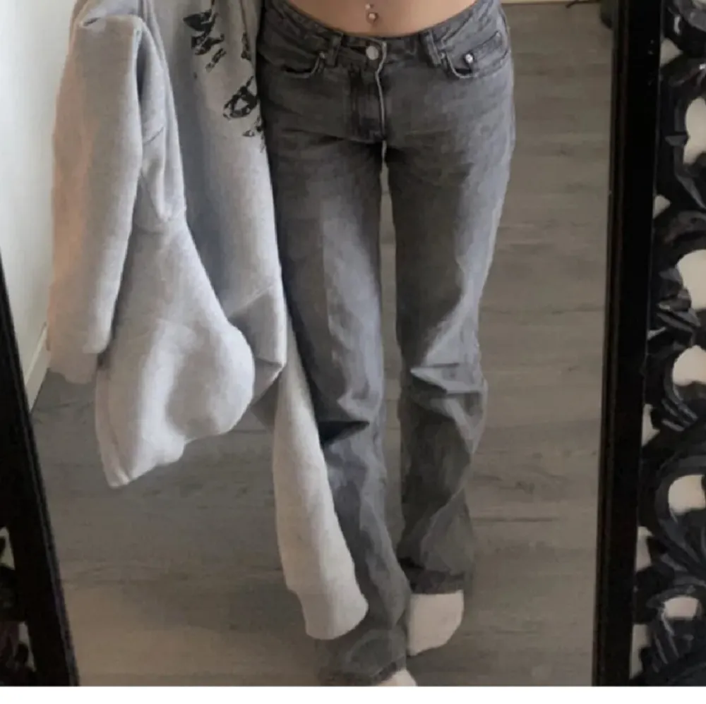 Gråa jeans från Gina tricot i stl 34 som är i fint skick och väldigt lite använda🥰 Som referens är jag 1,72 lång. Nypris 600kr💘. Jeans & Byxor.