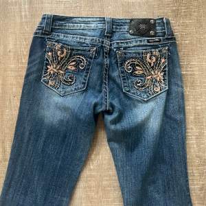 Supercoola vintage bootcut jeans med detaljer på fickorna. Köpta vintage i USA. Skulle säga att det är ungefär en storlek 38. W30, Längd står ej men är väldigt långa!   Ca 40cm i midjemått Ca 85cm i innerbenslängd 