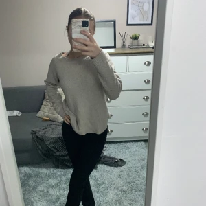 Stickad tröja  - Använd några gånger 