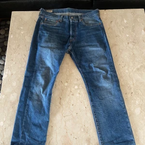 LEVI’S 501 - ▪️W32/L30.  ▪️Hyfsat bra skick.  ▪️Slitet nertill. ▪️ Det är bara och höra av er om frågor/funderingar/mer bilder osv…😃