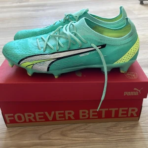 Puma fotbollskor - Säljer mina Puma ultra fotbollsskor fg/ag. Skicket är 9,5/10 förutom att de är lite smutsiga på vissa ställen. Ordinarie pris 2200 ungefär, säljer för 1100. Skriv i pm om ni har några frågor!
