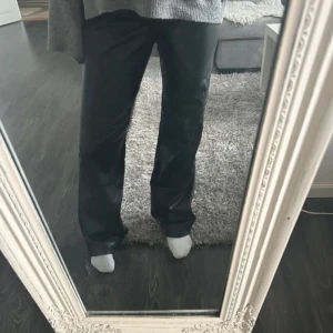 Skinbyxor  - Söljer mina oanvända skinbyxor då de är för långa på mig, jag är 160❤️ super fina o sköna!! 