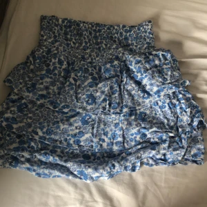 Bik bok volang kjol - Säljer denna volang kjol ifrån bik bok då den inte kommer till användning. 