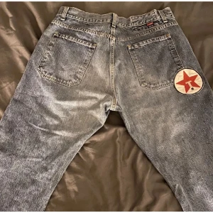 Tkd Jeans - Feta tkd jeans som är lite utsvängda där nere, nypris ligger på 2000 och skicket är mycket bra! Hör av dig vid frågor 