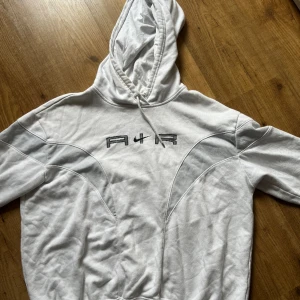 Nike air tjocktröja - En vanlig nike air tjocktröja i bra kvalitet. Finns en liten fläck men det är inget som stör. Tror att den går att få bort dessutom. Nypriset är 900kr. Köptes 2002. Köparen står för frakt🩷