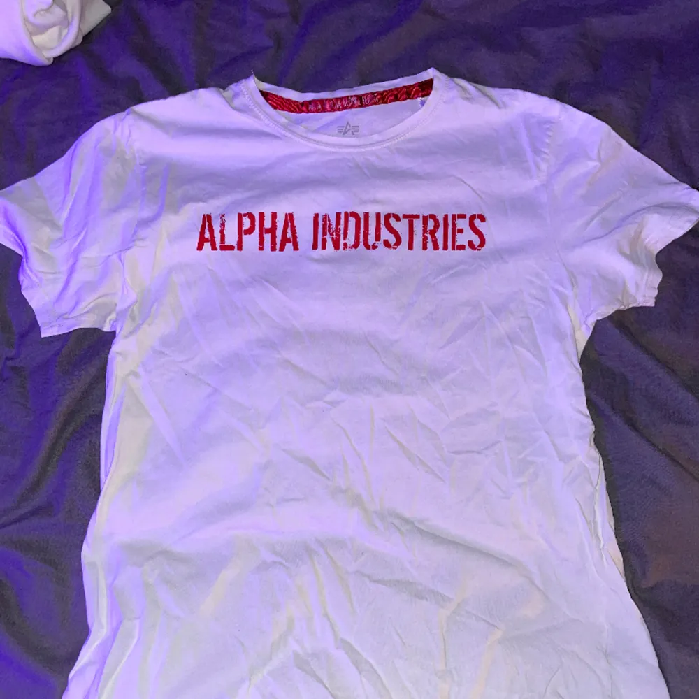 Alpha industrie tröja gött skick inga fläckar inga hål. Användt skick men förstiktigt använden. . T-shirts.